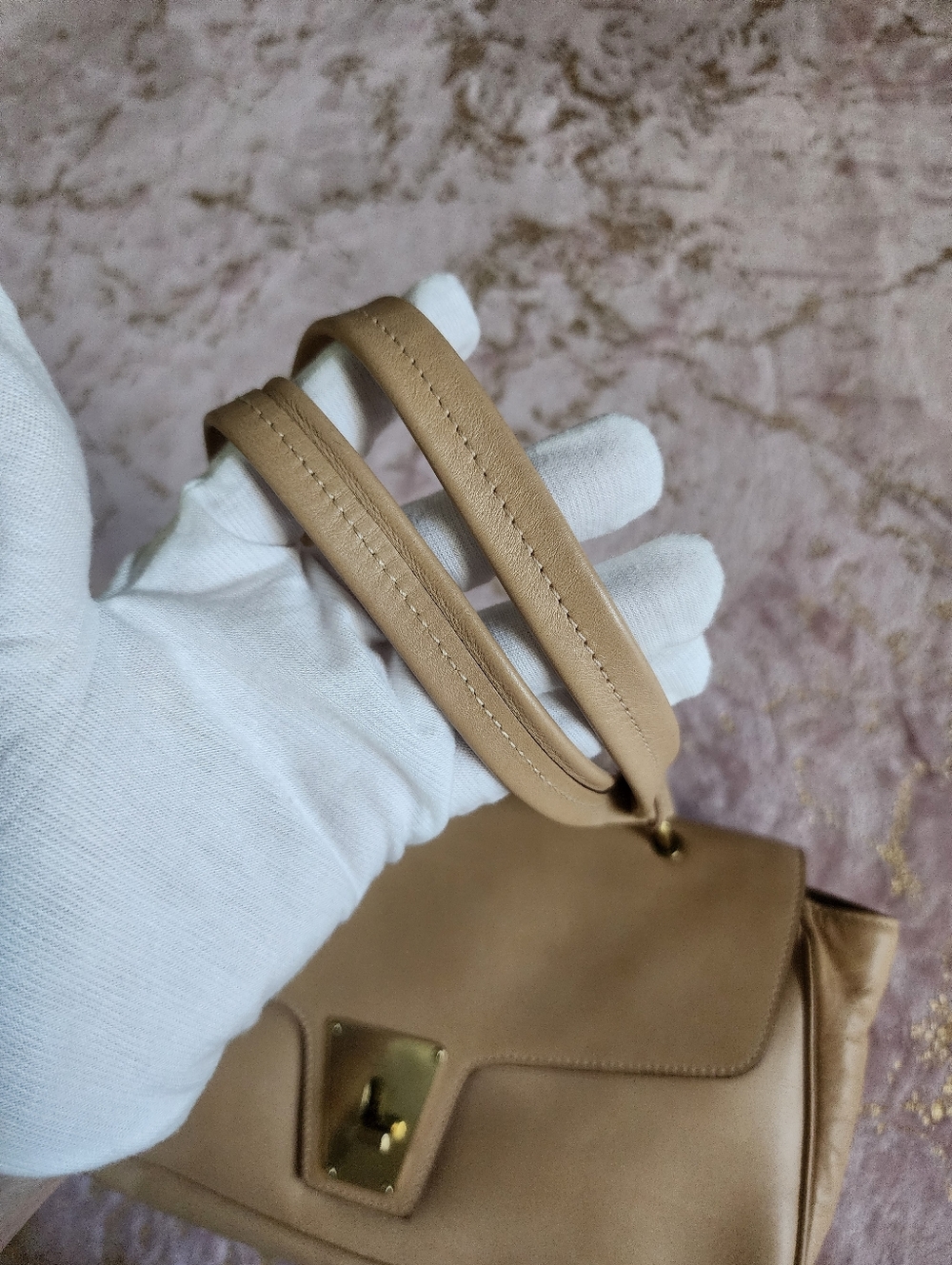 GUCCI | Vintage Beauty With Goldtone Hardware - Picture 10 of 16